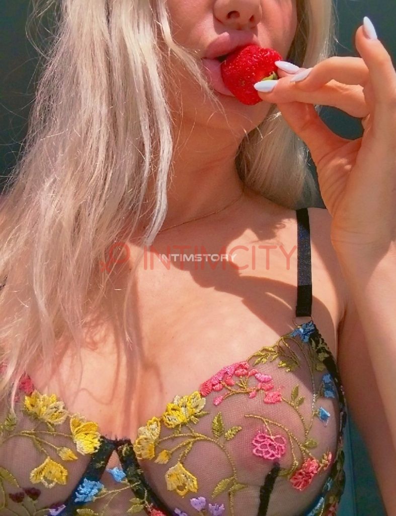 Индивидуалка Блондинка  в красном IntimCity