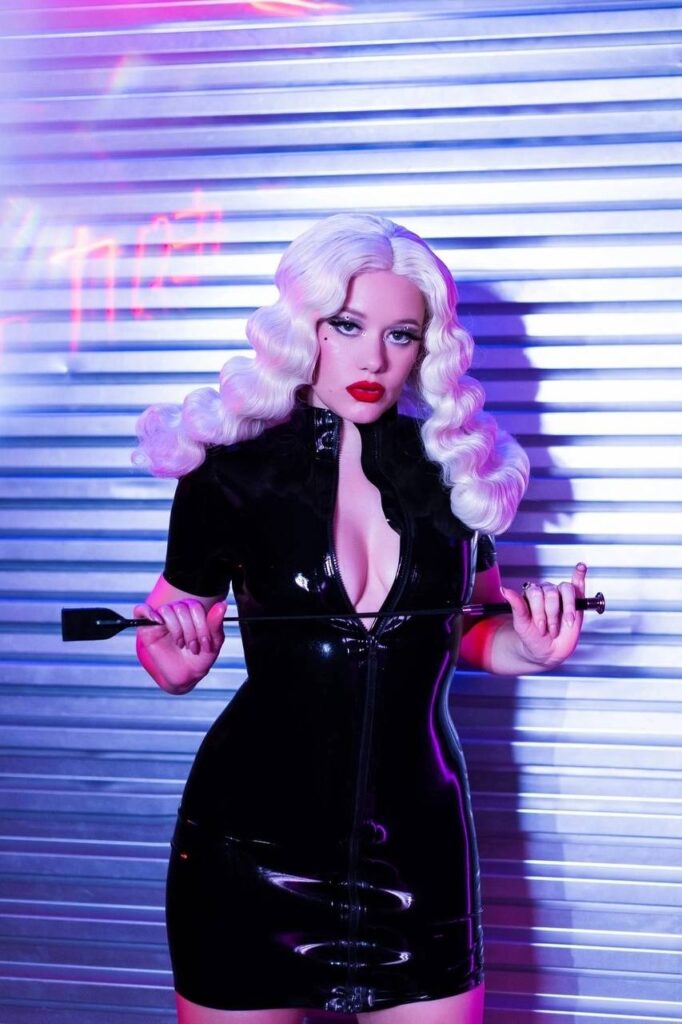 Эскортница Влада IntimCity